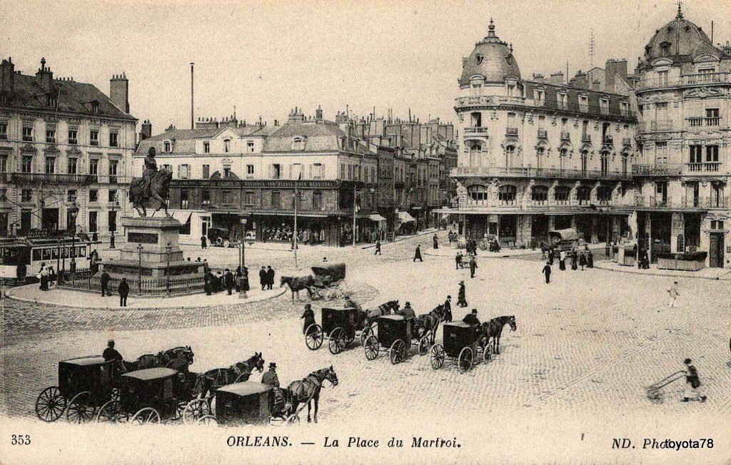 orléans - la place du martroi.jpg