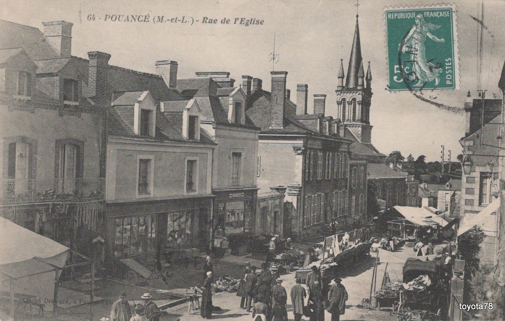 Pouancé-rue de l'église.jpg