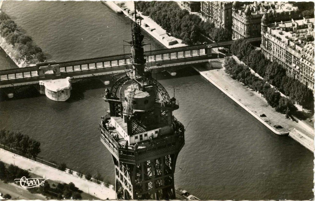 Z - 12 A - Tour Eiffel vue aérienne.jpg