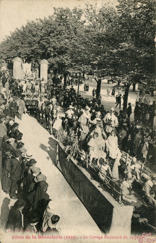 10-Troyes-Fetes-Bonneterie-1925-Cortege-Boulevard-14-Juillet.jpg