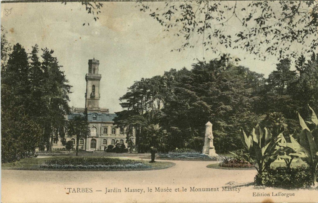 Z - Jardin Massey le Musée et le Mt Massey.jpg
