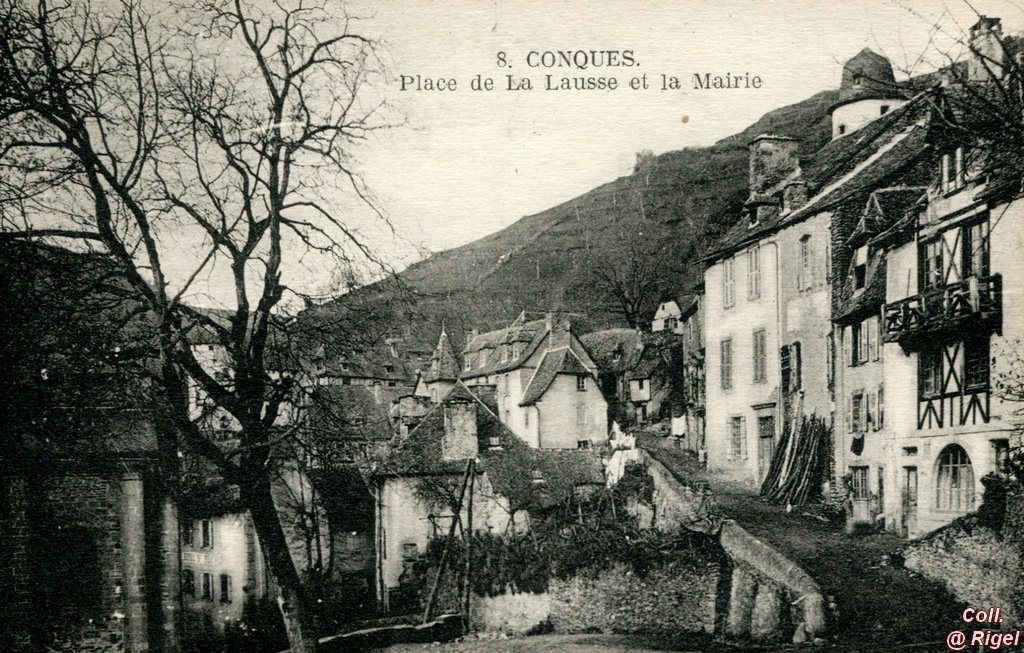 12-Conques-Place-de-la-Lausse-et-la-Mairie-8-sans-edit.jpg