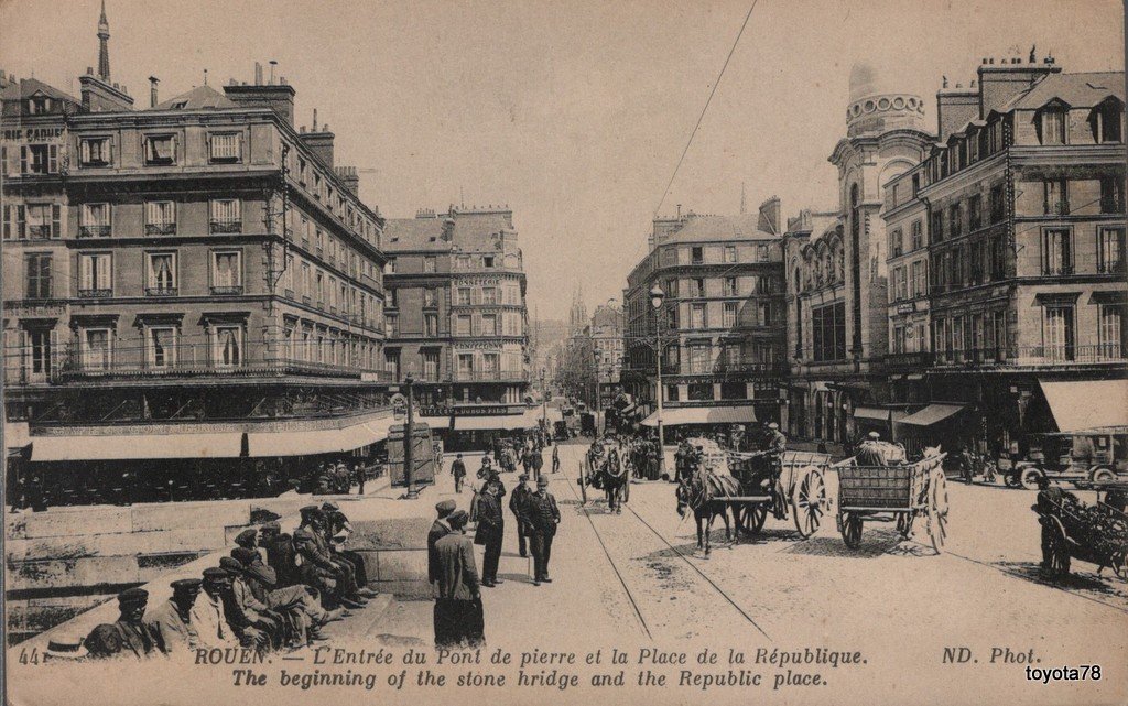 Rouen-entrée du Pont de Pierre.jpg