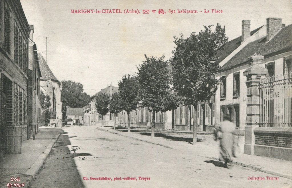 10-Marigny-le-Chatel-La-Place.jpg