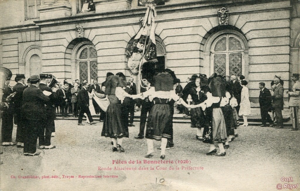 10-Troyes-Fetes-Bonneterie-1926-Ronde-Alsacienne.jpg