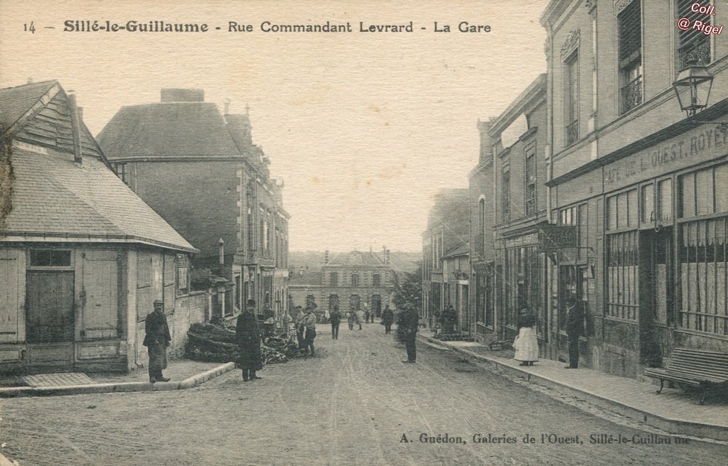 72-Sille-le-Guillaume-Rue-Commandant-Levrard-La-Gare-14-A-Guedon-Galeries-de-l-Ouest.jpg