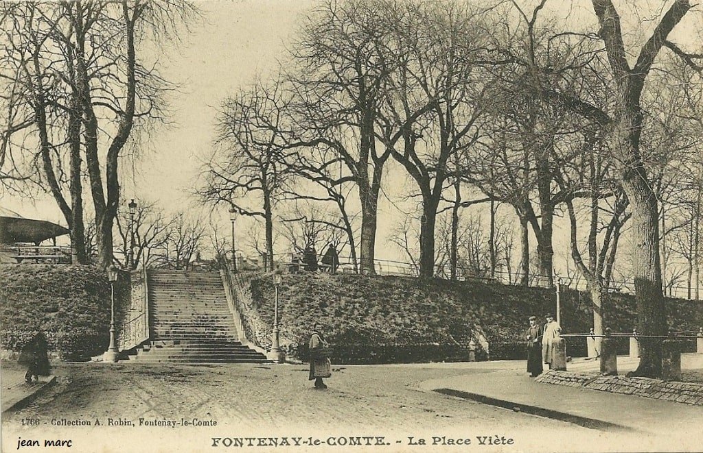 Fontenay-le-Comte - La Place Viète.jpg