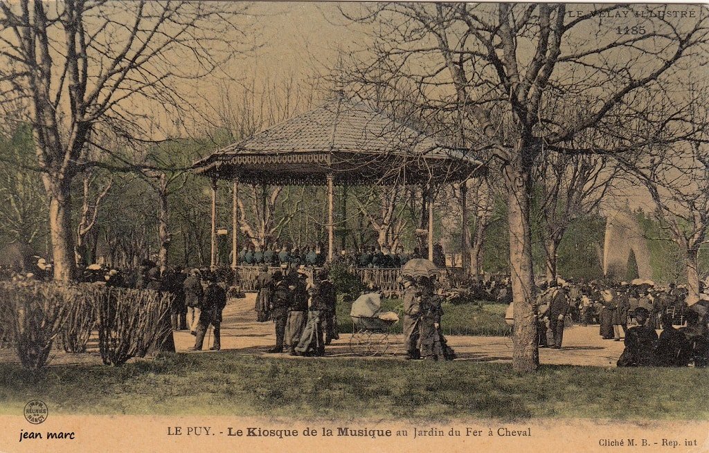 Le Puy - Le Kiosque de la musique au Jardin du Fer à Cheval.jpg