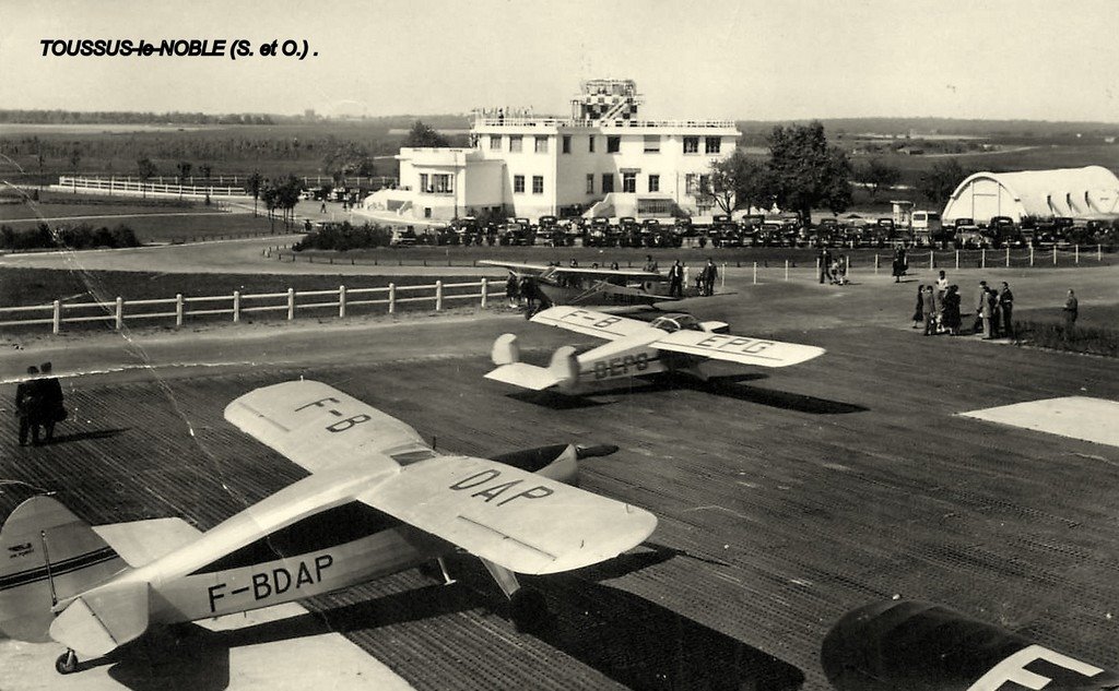 Toussus-le-Noble (78) 1955.jpg