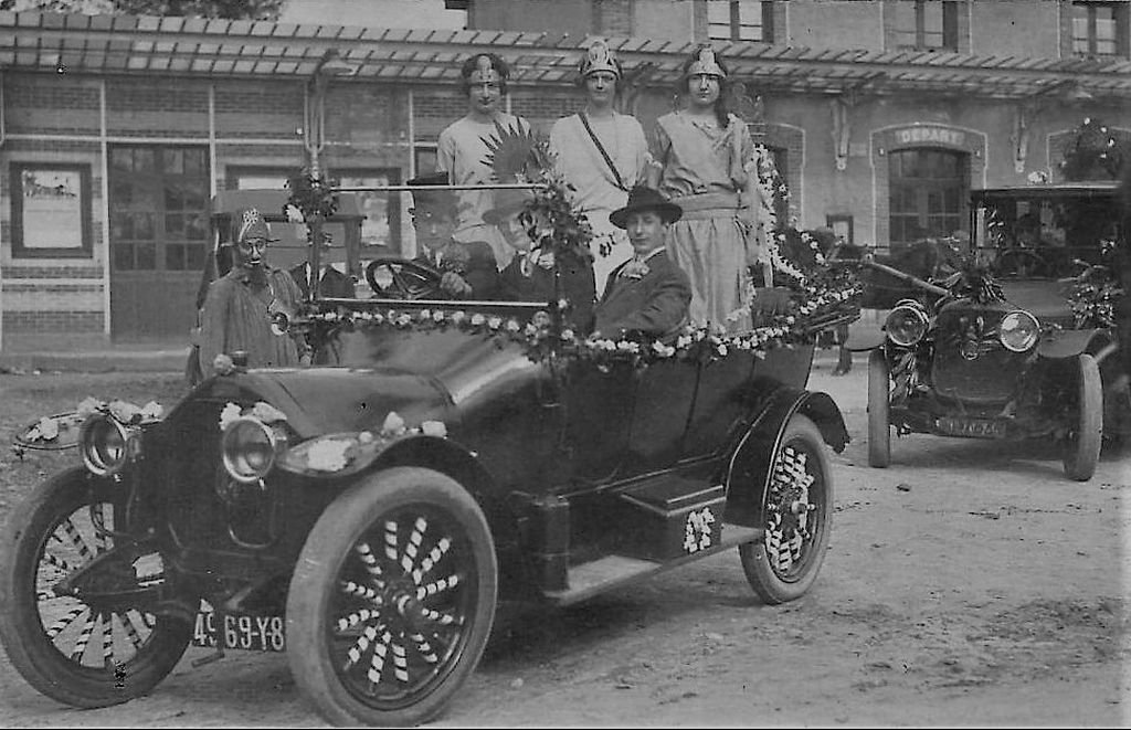 ZBagnoles de l'Orne (61) - Devant la gare.jpg