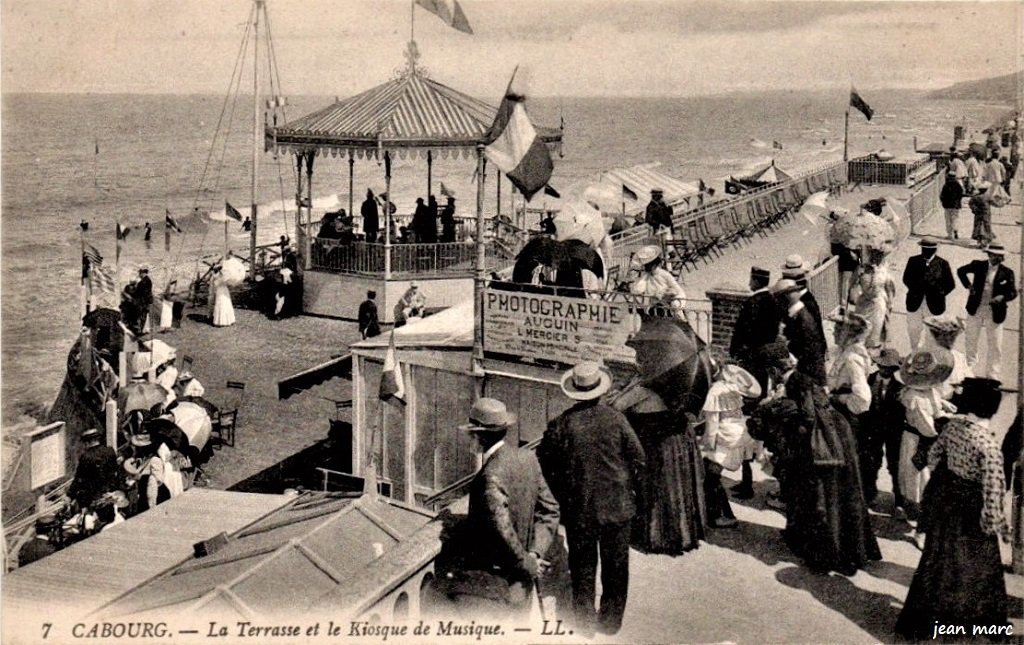 Cabourg - La Terrasse et le Kiosque de Musique.jpg