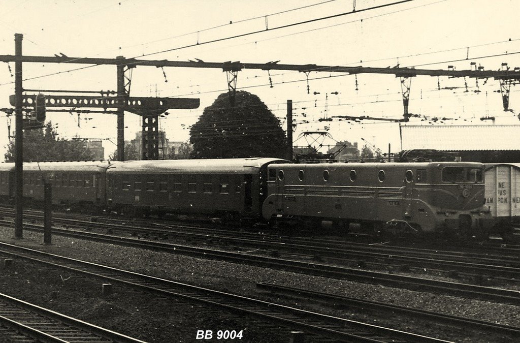 Loco SNCF BB 9004 à Bercy.jpg