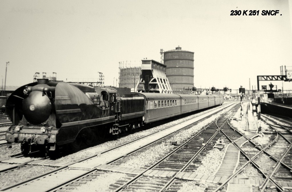 Locomotive SNCF 230 K 251 La Villette.jpg