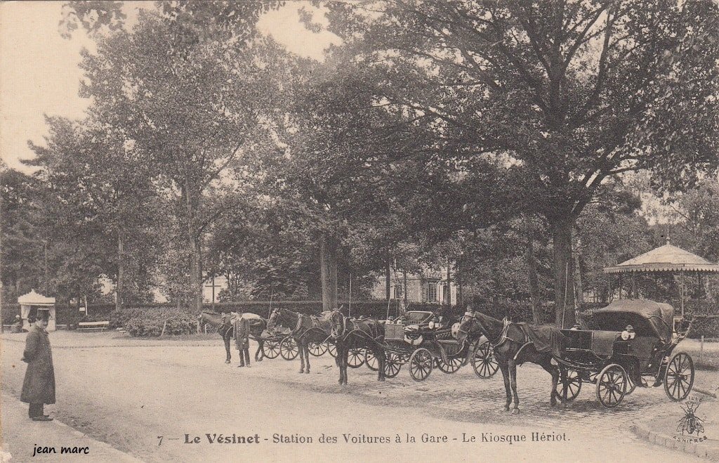 Le Vésinet - Station des voitures à la gare - Le Kiosque Hériot.jpg