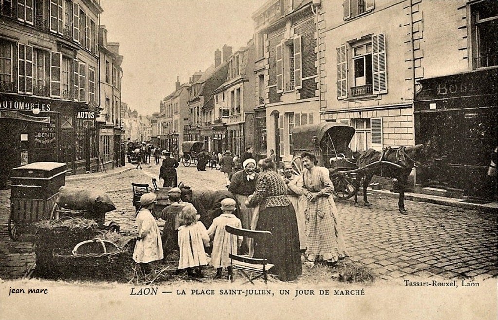 Laon - La Place Saint Julien un jour de Marché.jpg