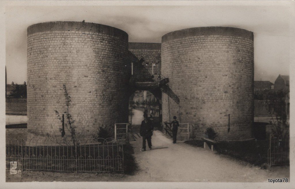 DOUAI-La Porte d'Arras.jpg