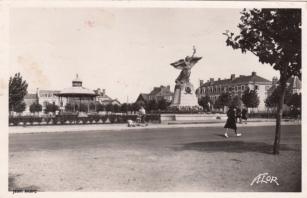 Les Sables-d'Olonne - Place de la Liberté (1917).jpg