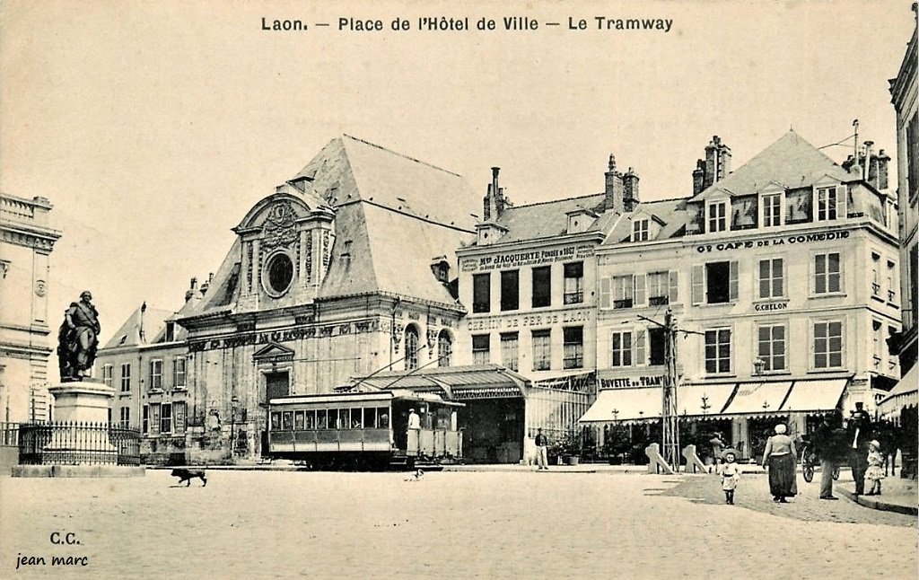 Laon - Place de l'Hôtel de Ville - Le Tramway.jpg
