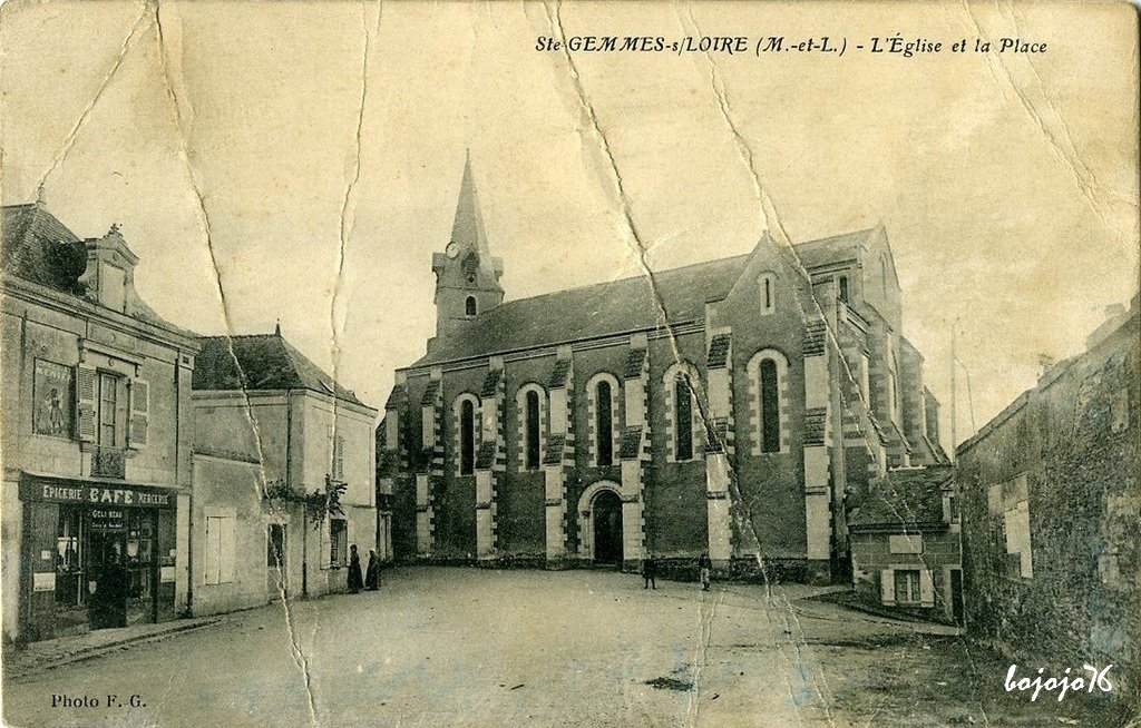 49-Sainte Gemmes sur Loire-l'Eglise et le Place.jpg