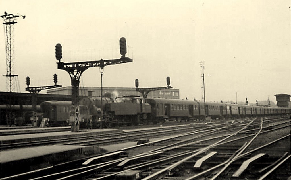 Loco Train de banlieue à Paris-Lyon.jpg