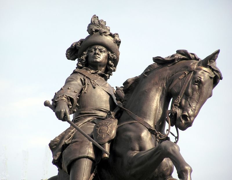 800px-Denain-Statue_Villars.jpg