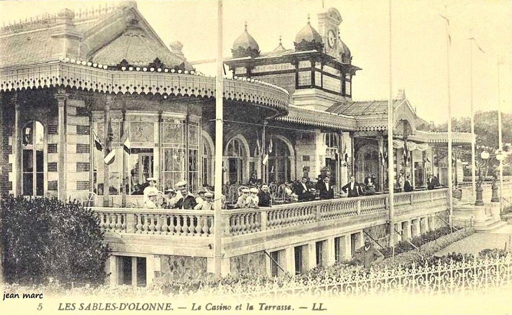 Les Sables-d'Olonne - Le Casino et la Terrasse.jpg