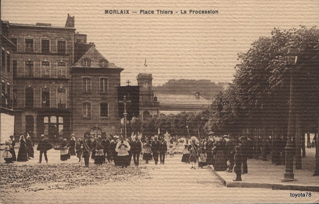 Morlaix-Place thiers Procession.jpg