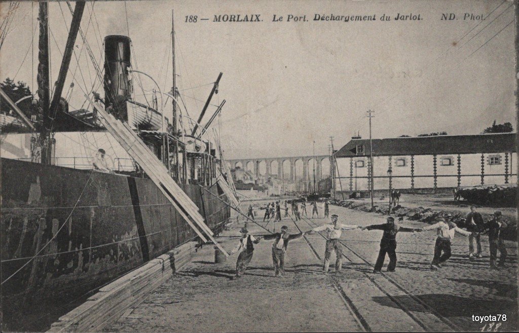 Morlaix-déchargement du Jarlot.jpg