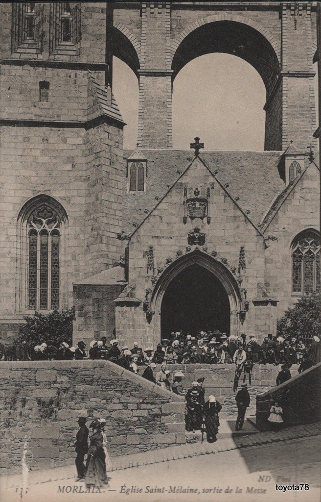 Morlaix-eglise st-Mélaine sortie de messe.jpg