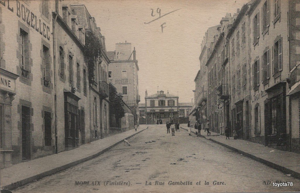 Morlaix-La Rue gambetta et la Gare.jpg