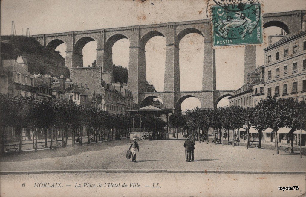 Morlaix-place hotel de ville.jpg