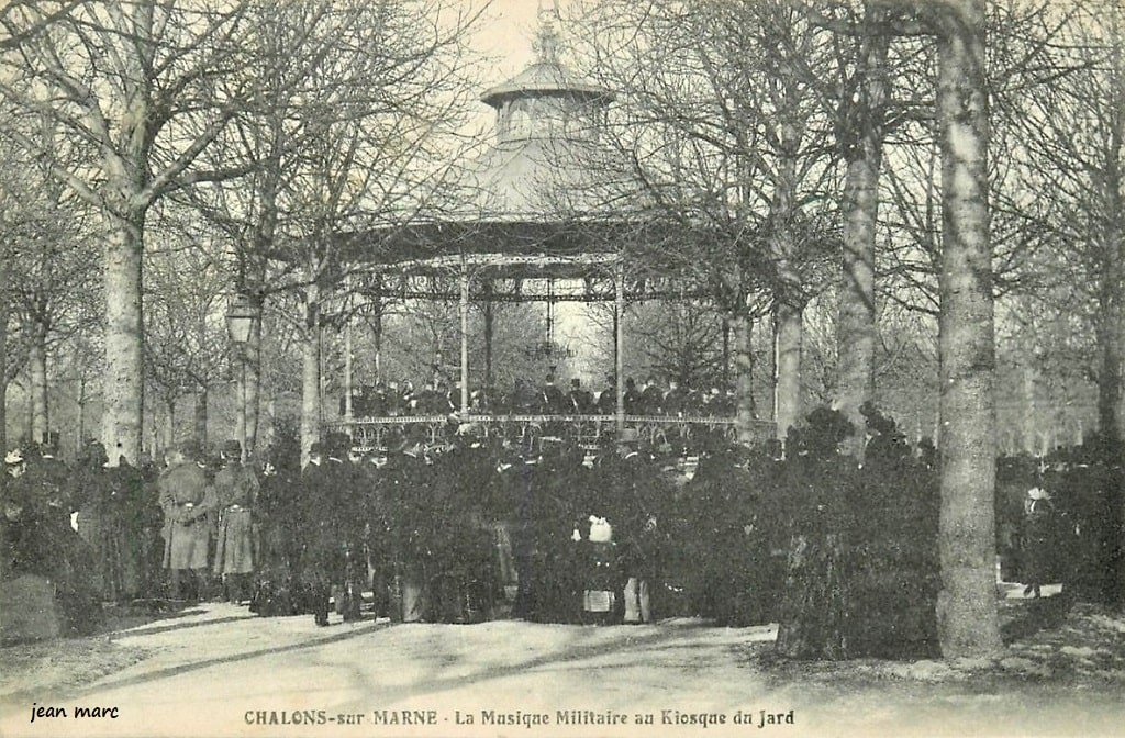 Chalons-sur-Marne - La Musique militaire au Kiosque du Jard.jpg