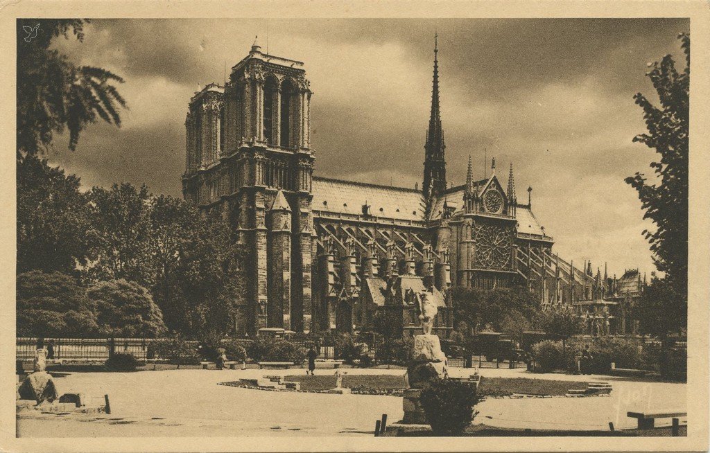 Z - YVON 30 - Paris - ND vue du Square René-Viviani.jpg