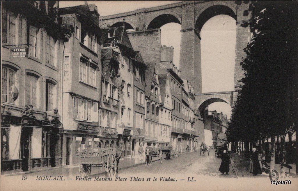 Morlaix-Place Thiers Vieilles maisons et viaduc.jpg