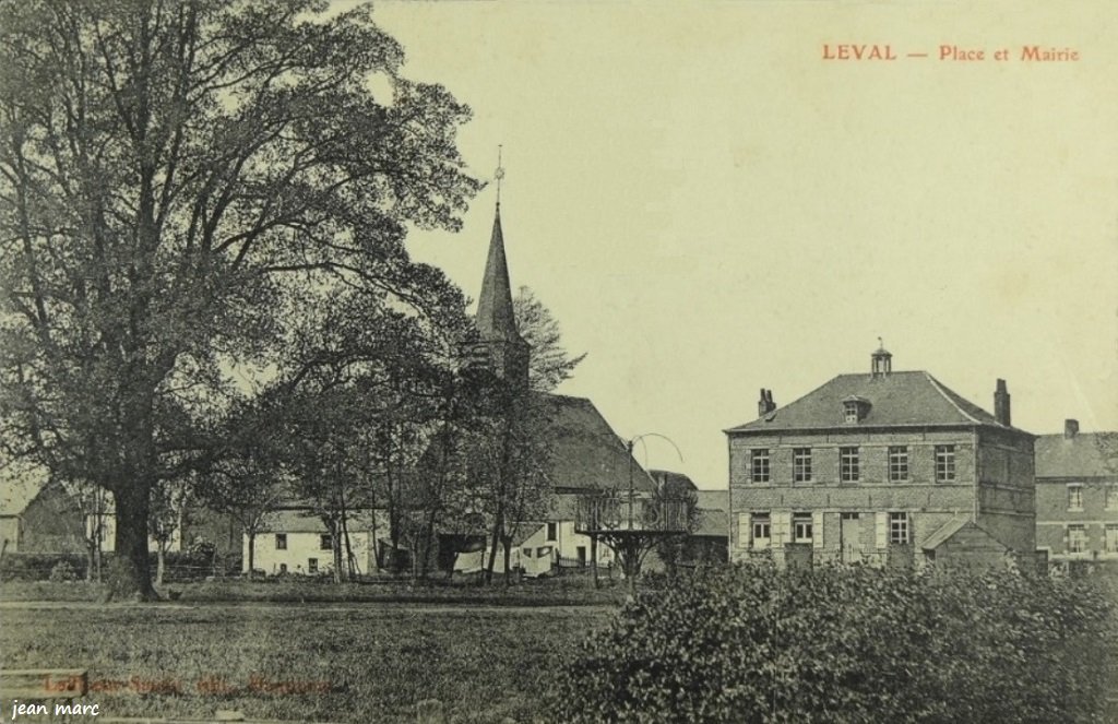 Leval - Place et Mairie.jpg