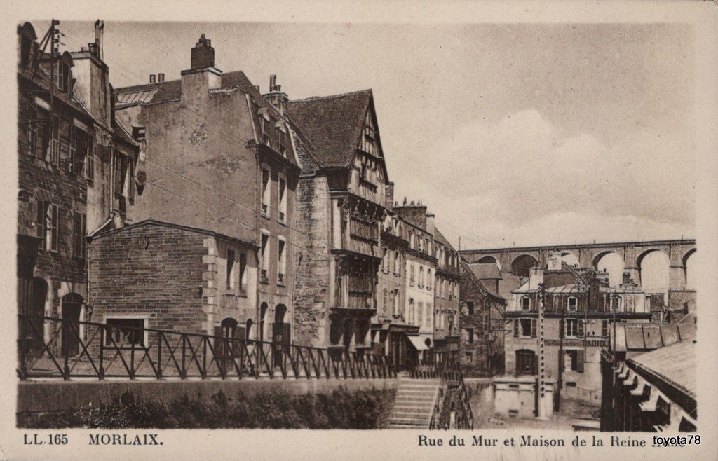 Morlaix-Rue du Mur et maison de la Reine Anne.jpg