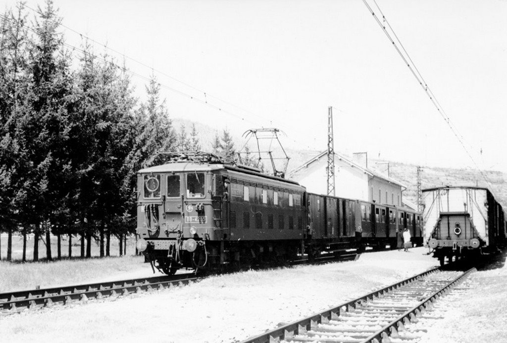 Loco Sncf Le Monastier (48) BB 4205 1956 JB.jpg