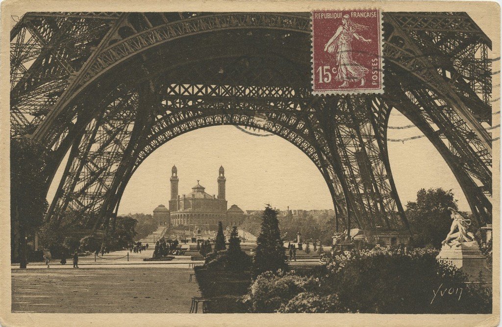 Z - YVON 64 - Paris - Sous la Tour Eiffel.jpg