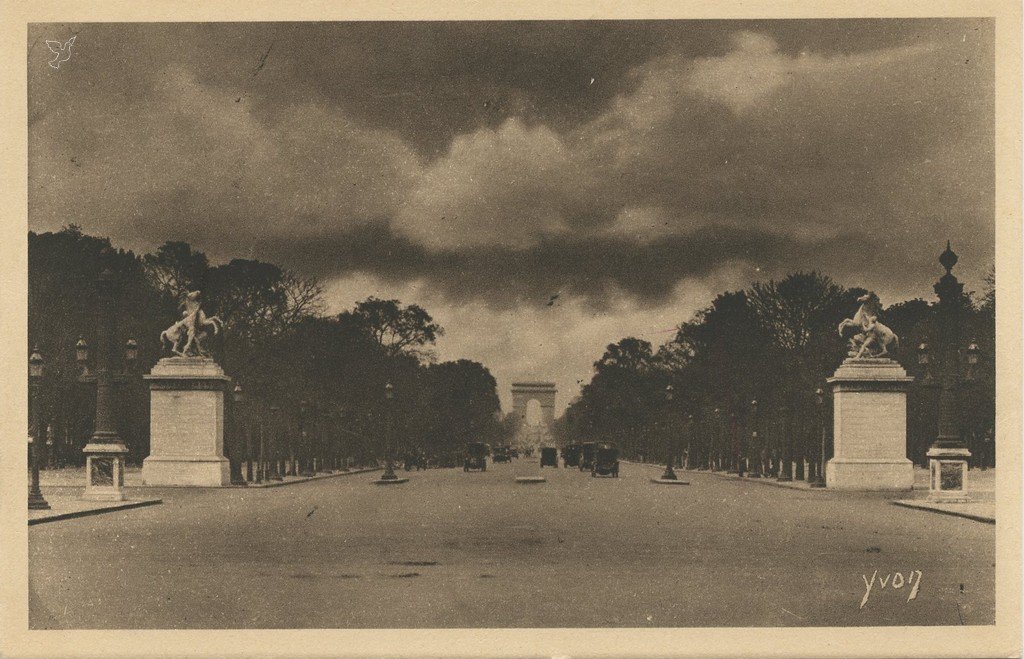 Z - YVON 4 - Paris - L'Avenue des Champs-Elysées.jpg