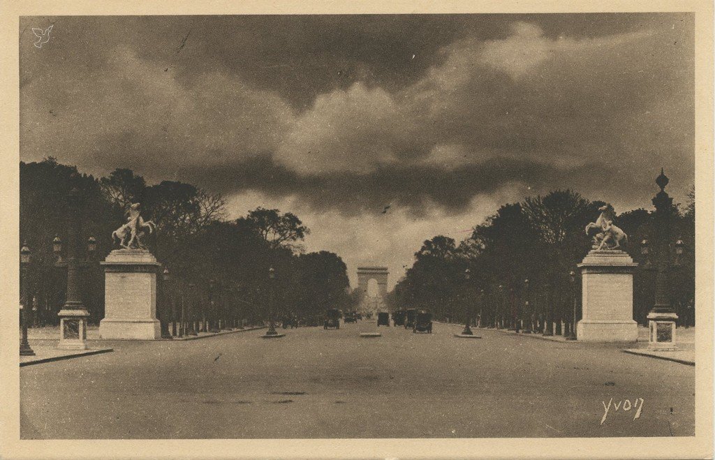 Z - YVON 4 - Paris - L'Avenue des Champs-Elysées.jpg