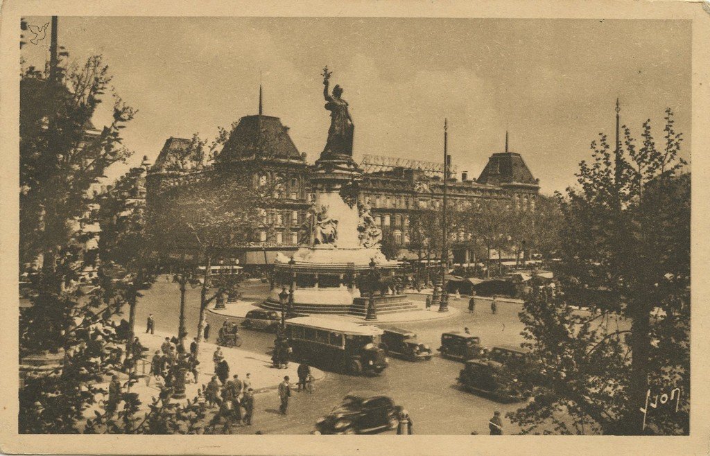 Z - YVON 309 - Paris - Place de la république.jpg