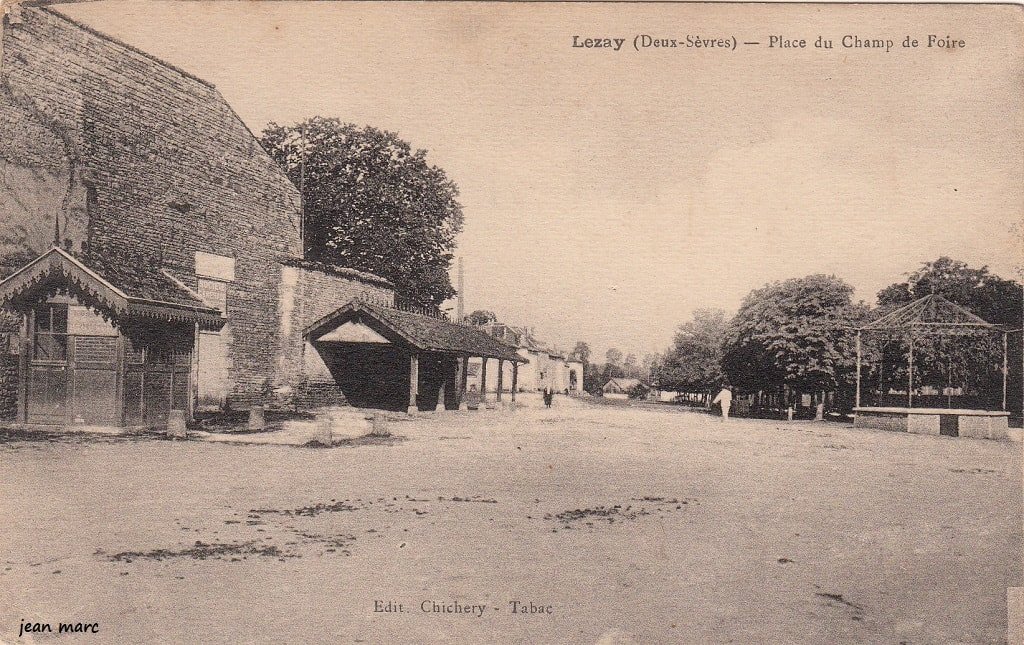 Lezay - Place du Champ de Foire (1941).jpg