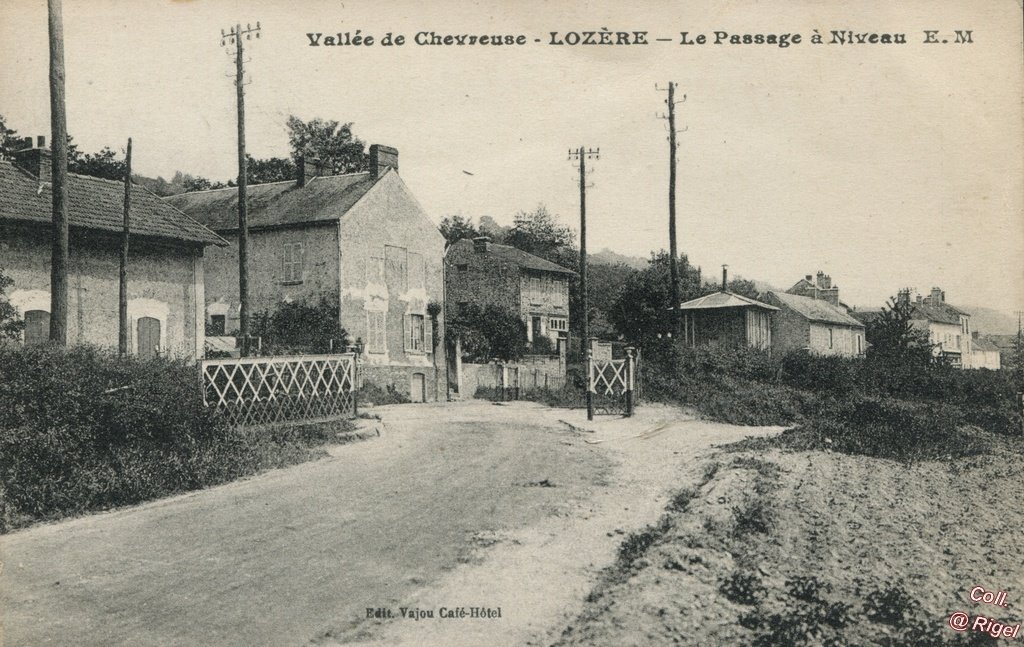 91-Lozere-Vallee-de-Chevreuse-Le-Passage-a-Niveau-EM.jpg