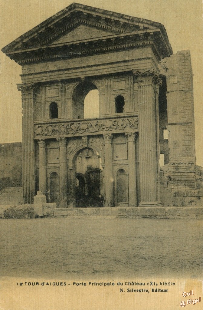 84-La-Tour-d_Aigues-Porte-Principale-Chateau.jpg