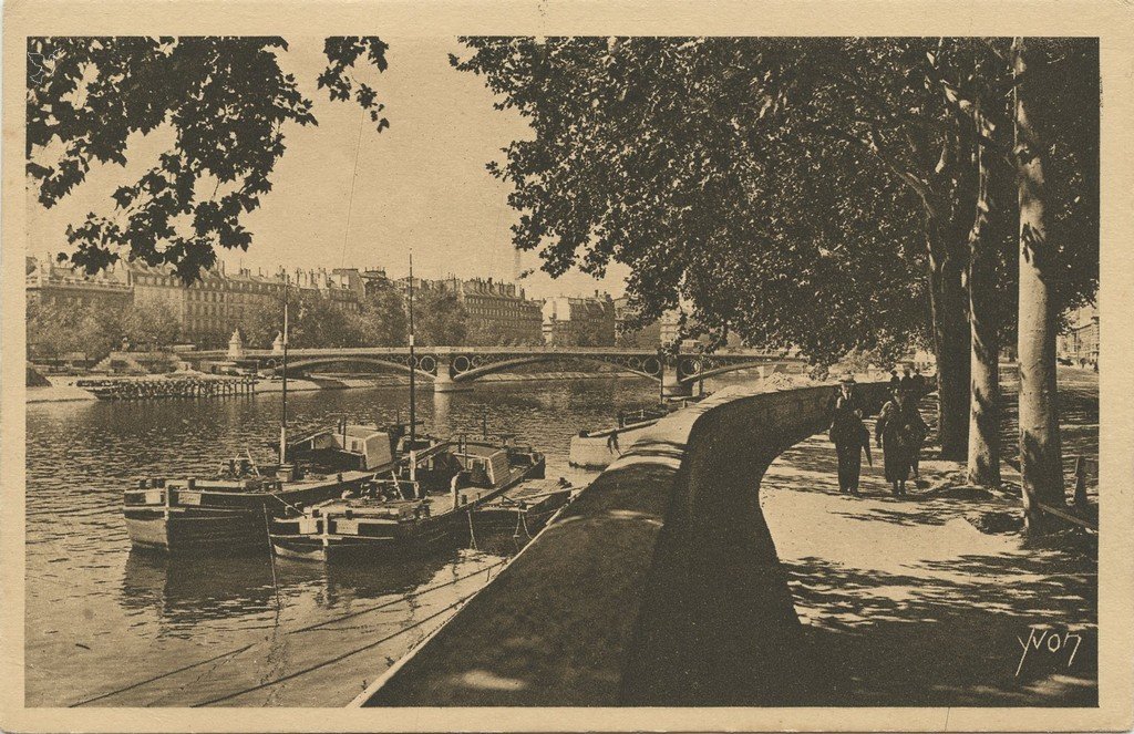 Z - YVON 114 - Paris - Bords de la Seine au Quai du Louvre.jpg