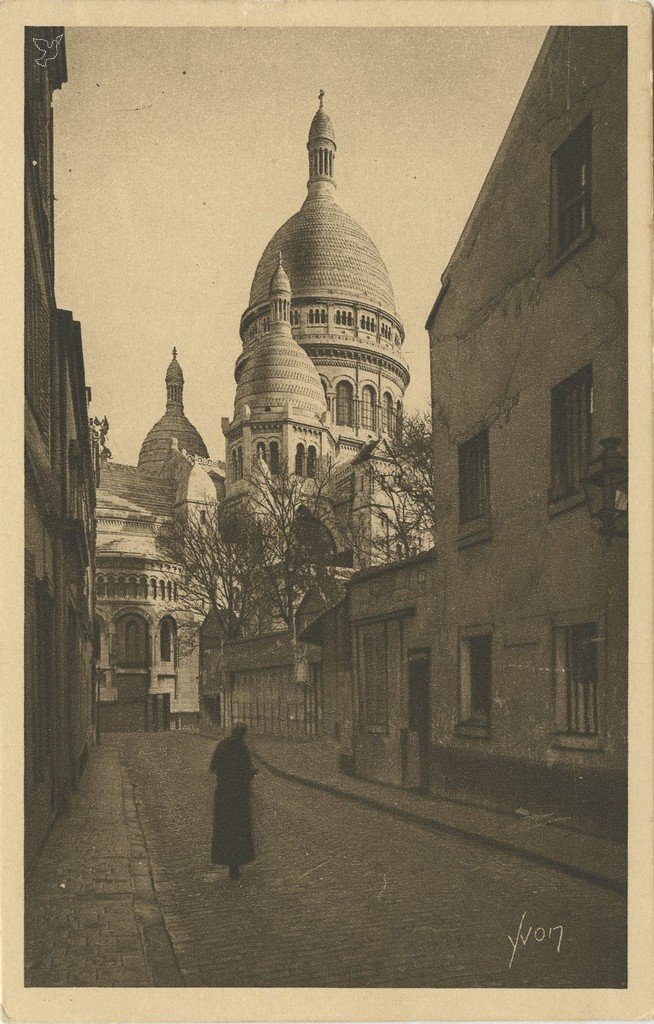 Z - YVON 194 - Paris - MONTMARTRE - La Basilique vue de la rue du Chevalier de la Barre.jpg