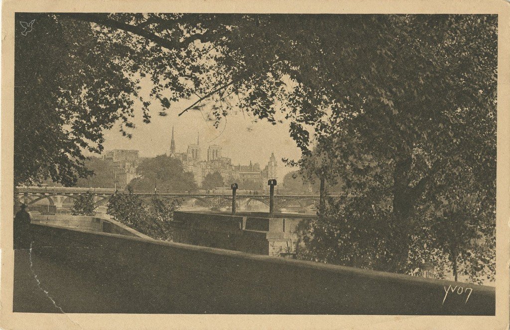 Z - YVON 245 - Paris - Quai du Louvre - Vue sur la Cité.jpg