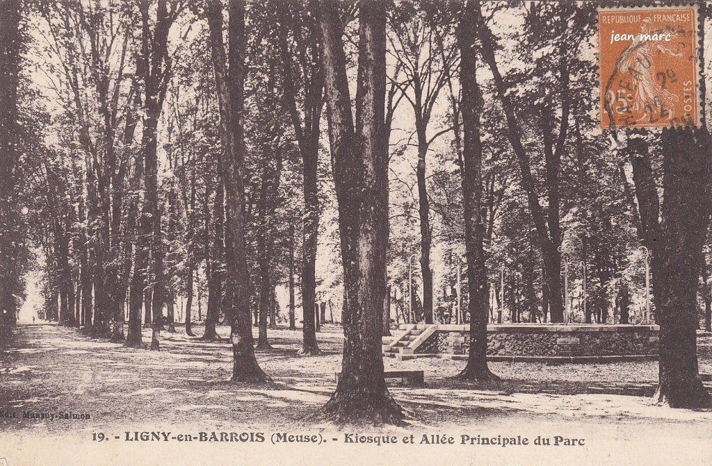 Ligny-en-Barrois - Kiosque et allée principale du Parc (1929).jpg