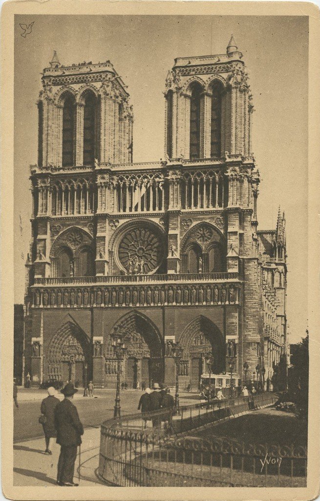 Z - YVON 92 - Paris - Notre-Dame - Façade sur la Place du Parvis.jpg