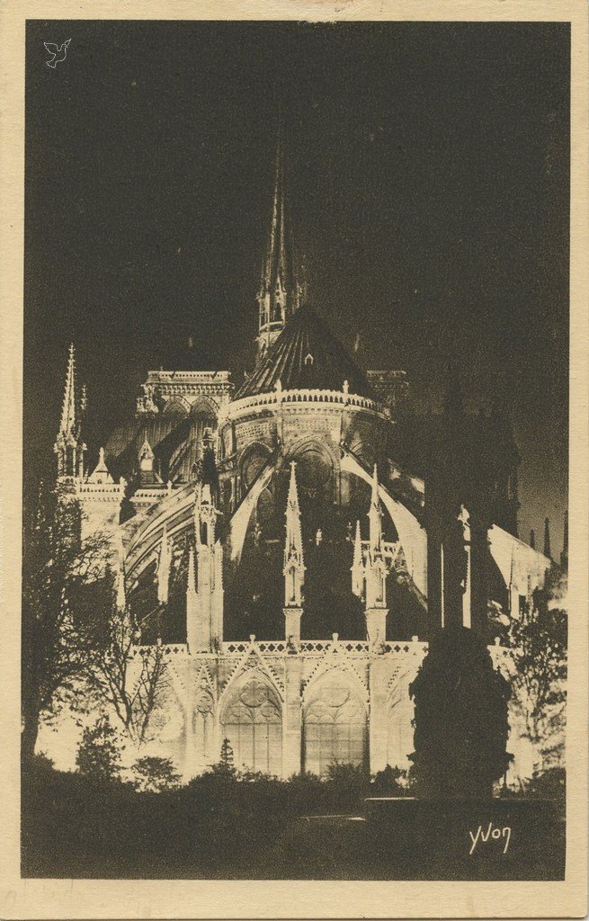 Z - YVON 296 - Paris - L'abside de ND illuminée.jpg